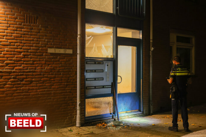 Explosie bij portiek Carry van Bruggensingel Rotterdam