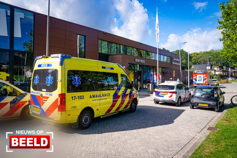 Persoon in de problemen tijdens zwemmen Dwarsdijk Rotterdam