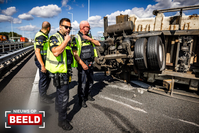 Aanhanger van vrachtwagen gekanteld A15 Rotterdam-Charlois