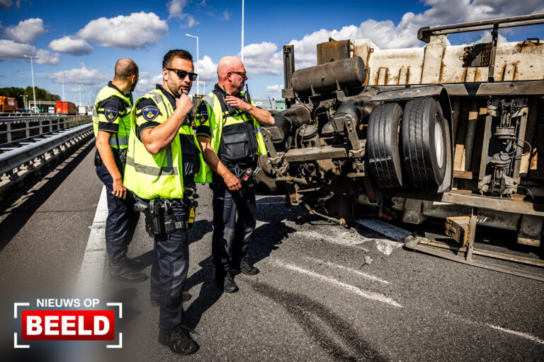 Aanhanger van vrachtwagen gekanteld A15 Rotterdam-Charlois