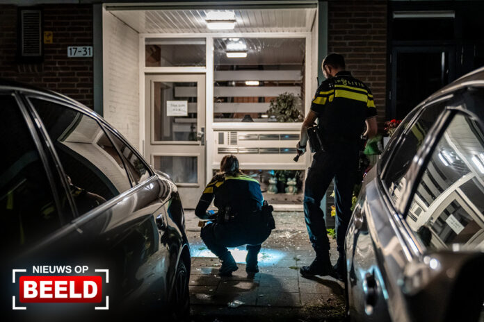 Ruiten gesprongen door explosie bij portiekflat Brautigamstraat Rotterdam