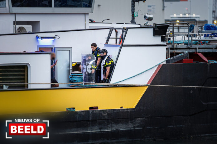 Aanhouding nadat voertuig te water raakt Eemlandweg Rotterdam