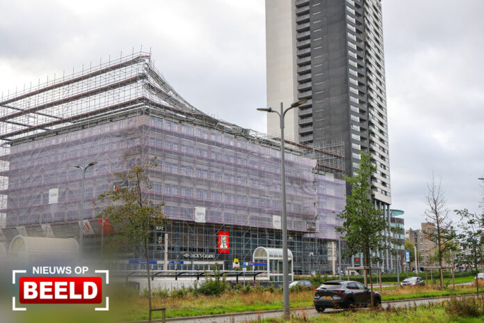 Steiger bij gebouw gedeeltelijk ingestort Pegasusweg Rotterdam