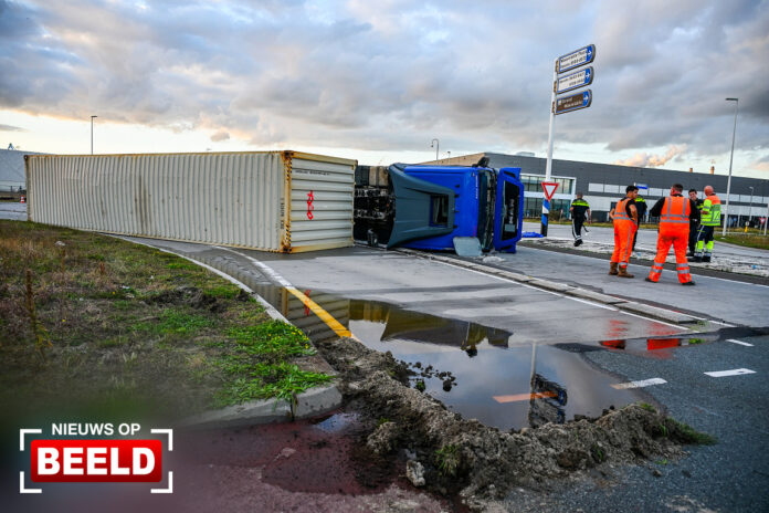 Vrachtwagen gekanteld op rotonde Dardanellenstraat Maasvlakte Rotterdam