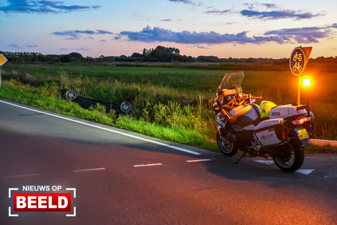 Auto ondersteboven in sloot Westvoorneweg Rockanje