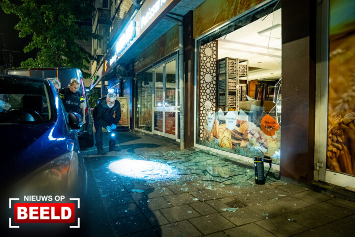 Ruit van bakkerij gesneuveld na explosie Goudse Rijweg Rotterdam