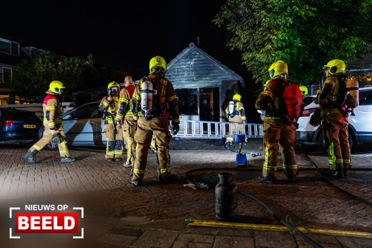 Schuur in achtertuin van woning volledig uitgebrand Laan der Vrijheid Bergschenhoek