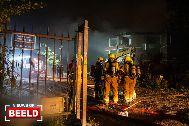 Zeer grote brand in leegstaand slooppand Ringdijk Rotterdam