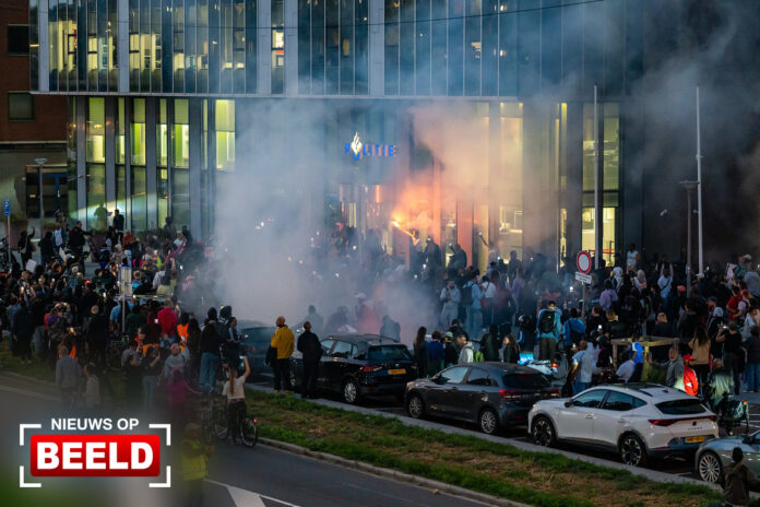 Stille tocht eindigt met ME-inzet bij politiebureau Zuidplein Rotterdam