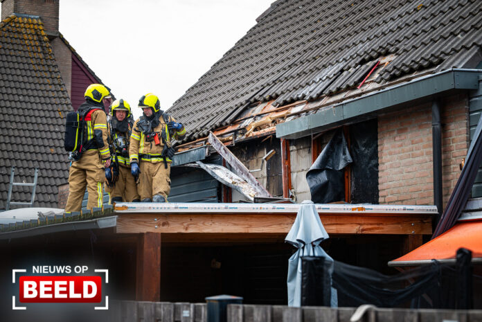 Schade aan dak van woning na felle brand Soeteliefskamp Hendrik-Ido-Ambacht