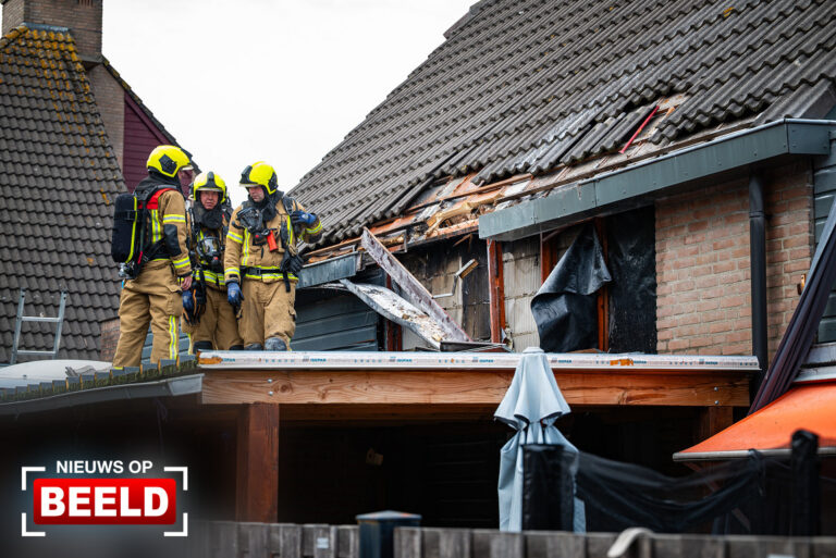 Schade aan dak van woning na felle brand Soeteliefskamp Hendrik-Ido-Ambacht