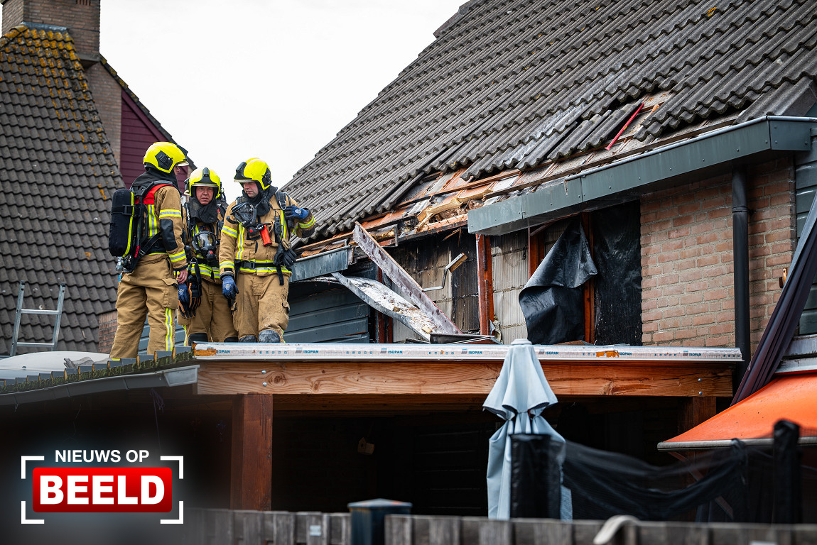 Schade aan dak van woning na felle brand Soeteliefskamp Hendrik-Ido-Ambacht