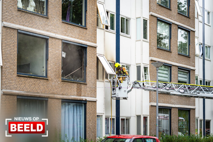 Brand verwoest woning in appartementencomplex Bevelandsestraat Rotterdam