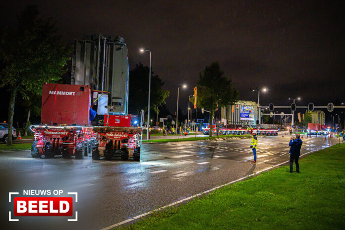 Transport van drie mega transformatoren van Spijkenisse naar Simonshaven trekt veel bekijks