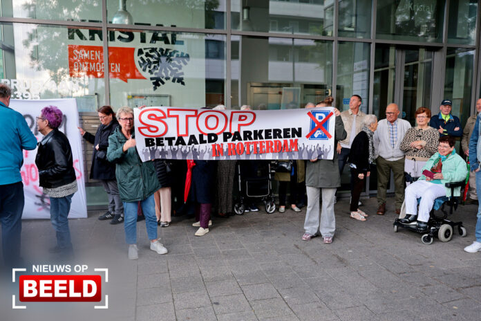 Honderden bewoners Nesselande protesteren tegen betaald parkeren in Rotterdam