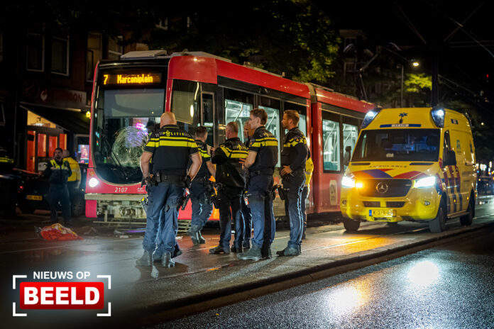 Twee vrouwen zwaargewond na aanrijding met tram 2e Middellandstraat Rotterdam