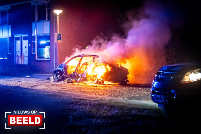 Auto brand uit, politoe vermoed brandstichting Geitenkamp Rotterdam