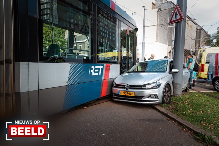 Tram ontspoort na botsing met auto Brielselaan Rotterdam