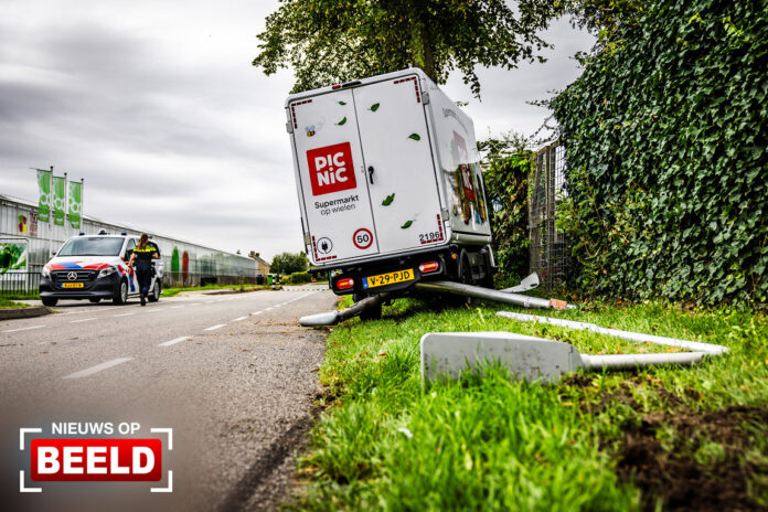 Boodschappenbezorgwagen raakt van de weg en botst tegen paal Hoekeindseweg Bleiswijk