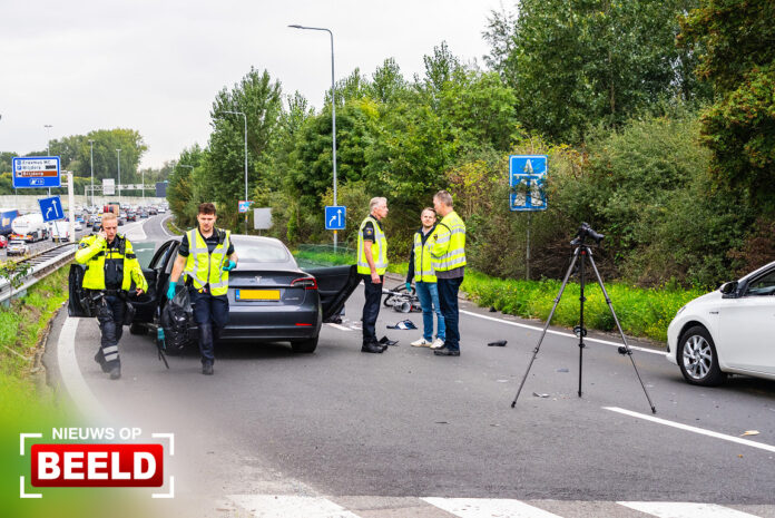 Fietser zwaargewond na aanrijding met auto Schieplein Rotterdam