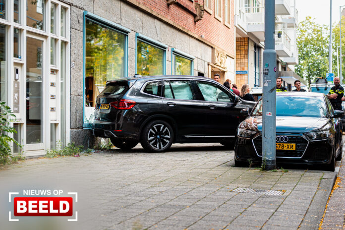 Auto rijdt in op gevel veilinghuis Kipstraat Rotterdam