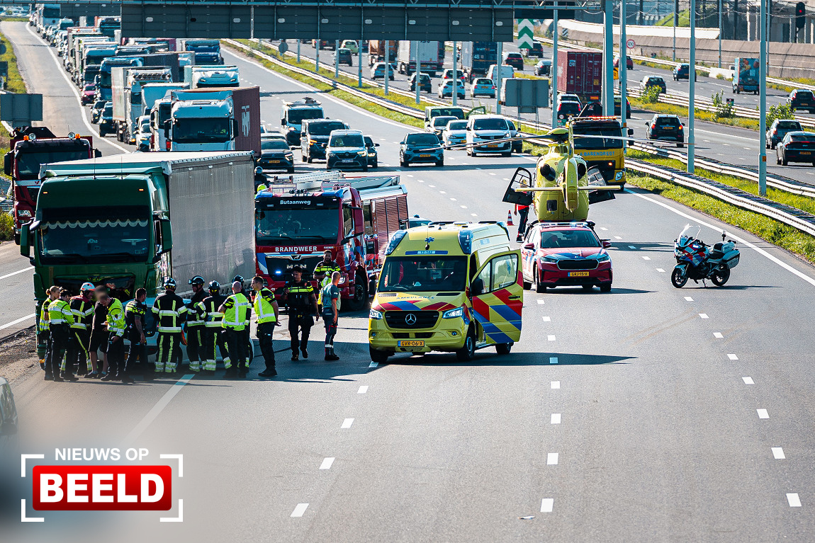 Snelweg dicht na aanrijding auto en vrachtwagen A15 Barendrecht