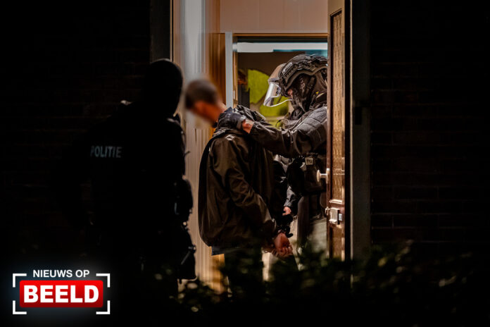 Team Parate Eenheid valt woning binnen Kerkachterweg Poortugaal