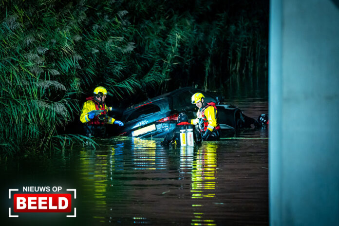 Bestuurder gevlucht na auto te water Cyclamenweg Bleiswijk