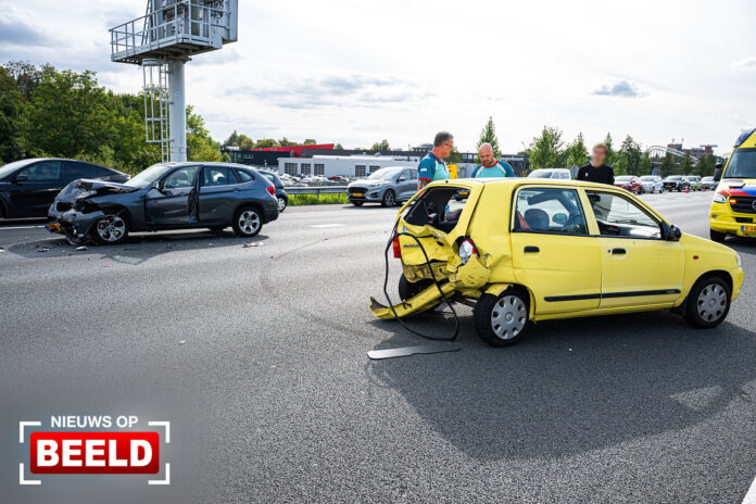 Auto achterstevoren na ongeval op snelweg A20 Vlaardingen