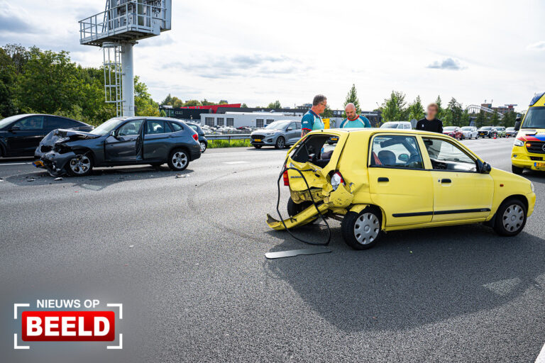 Auto achterstevoren na ongeval op snelweg A20 Vlaardingen