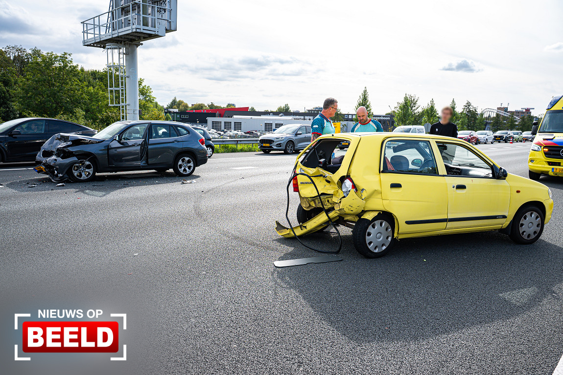 Auto achterstevoren na ongeval op snelweg A20 Vlaardingen