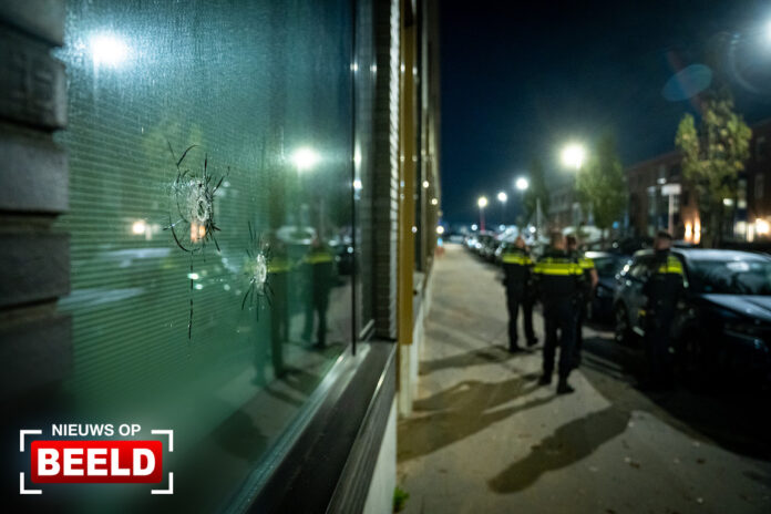 Twee kogelgaten in ruit woning na schietpartij Flying Dutchmanstraat Rotterdam