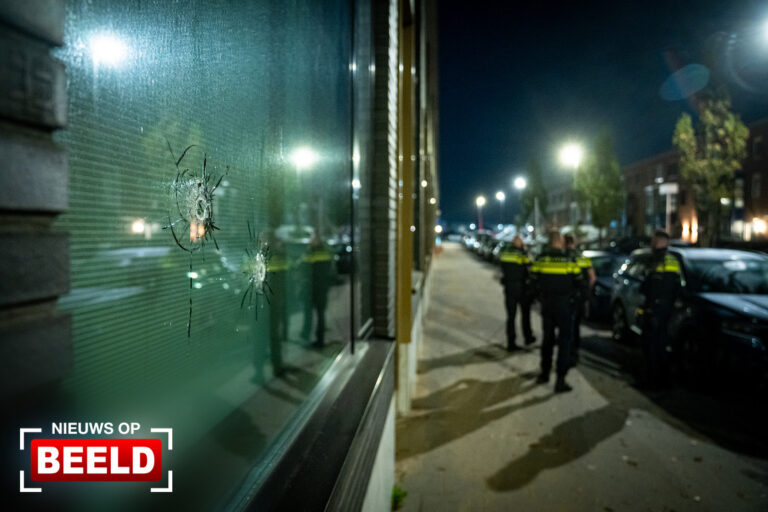 Twee kogelgaten in ruit woning na schietpartij Flying Dutchmanstraat Rotterdam