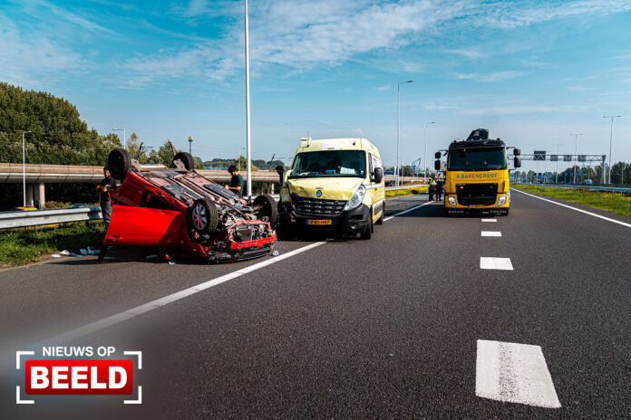 Personenauto slaat over de kop na botsing op A15 Charlois Rotterdam