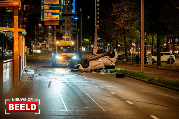 Auto botst tegen tramhalte en slaat over de kop Vasteland Rotterdam