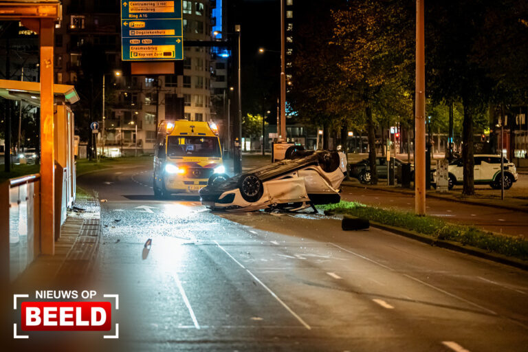 Auto botst tegen tramhalte en slaat over de kop Vasteland Rotterdam