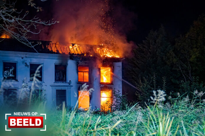 Uitslaande brand in leegstaande woning ‘s-Gravenweg Rotterdam