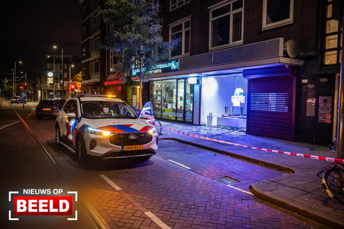 Ruit vernield door explosie bij horecagelegenheid Jonker Fransstraat Rotterdam