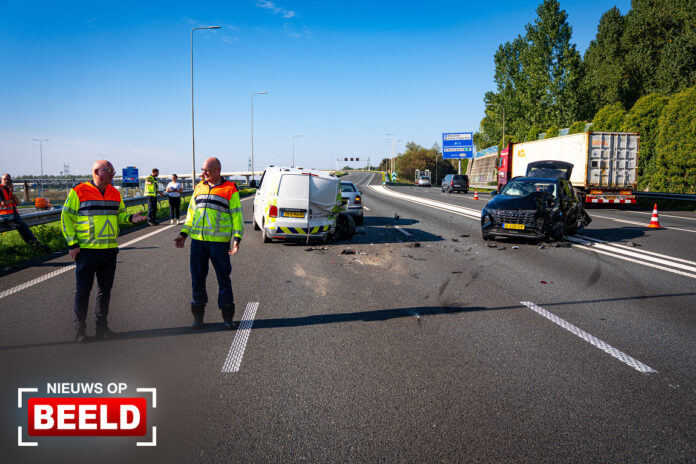 Snelweg dicht na aanrijding met pechgeval A15 Ridderkerk