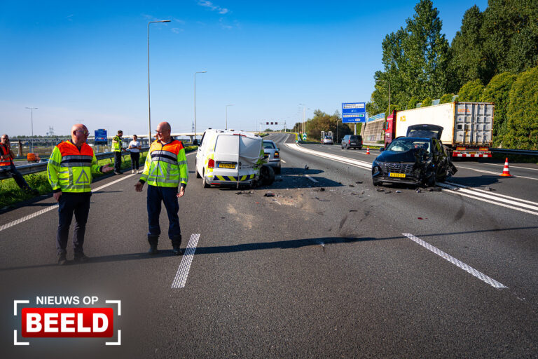Snelweg dicht na aanrijding met pechgeval A15 Ridderkerk