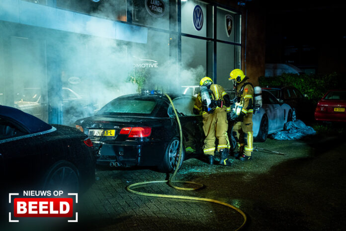 Explosie en brand bij auto tegen toegangsdeur autobedrijf Zwolseweg Barendrecht