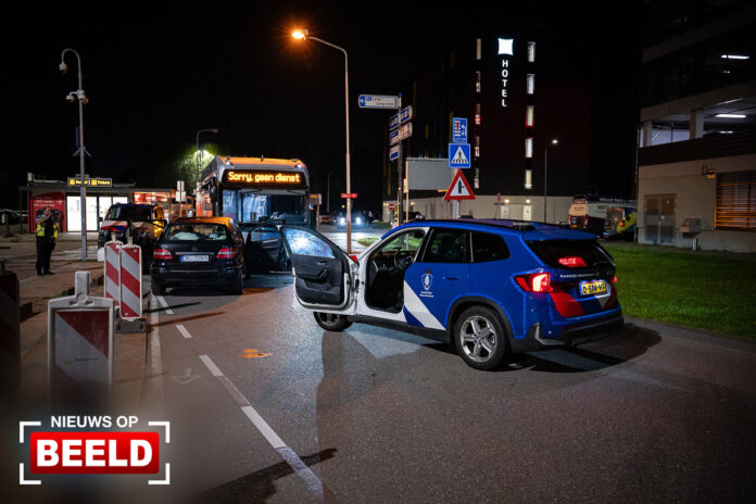 DIenstvoertuig Koninklijke Marrechausee aangereden na geven stopteken Fairoaksbaan Rotterdam