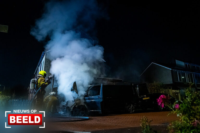 Bestelbus uitgebrand en carport beschadigd A.M. de Jongstraat Spijkenisse