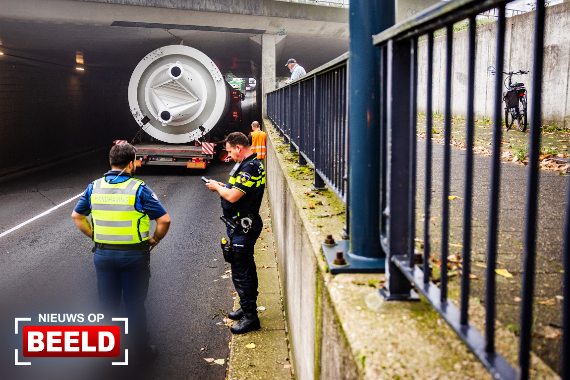 Uitzonderlijk transport rijdt zich klem onder spoorviaduct Pietermantunnel Zwijndrecht