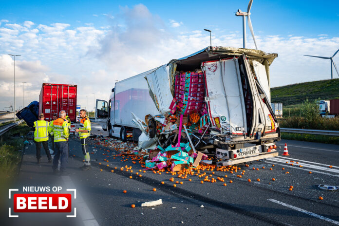 Lading sinaasappelen op de N15 Rotterdam na aarijding vrachtwagens