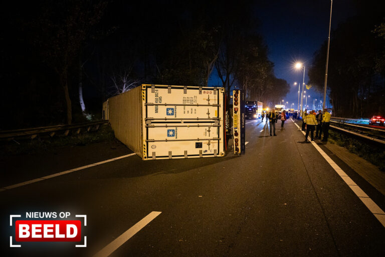Vrachtwagen gekanteld na ongeval A15 Europoort Rotterdam