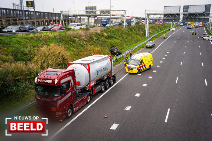 Snelweg dicht na ongeval met meerdere voertuigen, auto belandt op zijn kop A15 Hoogvliet Rotterdam
