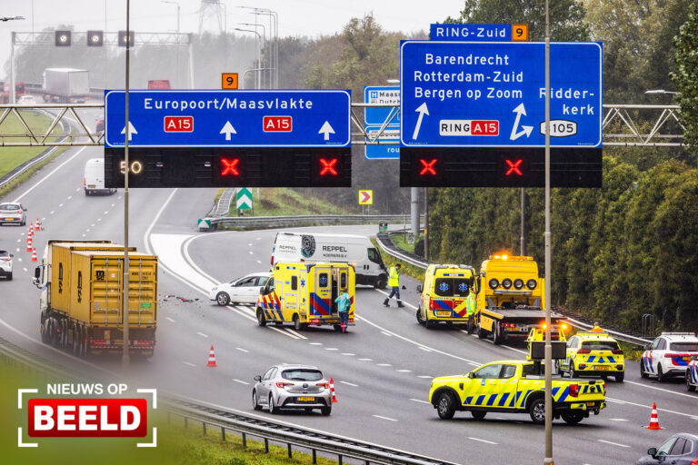 Bestelbus botst achterop auto A15 Ridderkerk