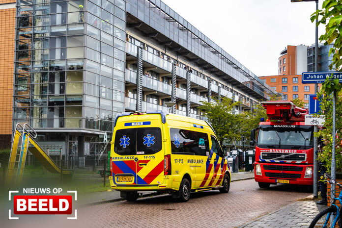 Man naar ziekenhuis door brand in flatwoning Peter van Anrooylaan Maassluis