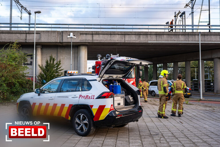 Treinverkeer ontregeld na brandstichting onder spoor Horvathweg Rotterdam